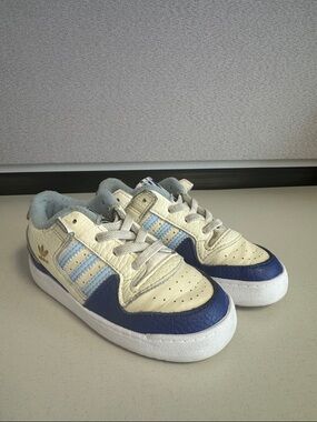 adidas Kids Sneakers in Cream and Blue Accent
